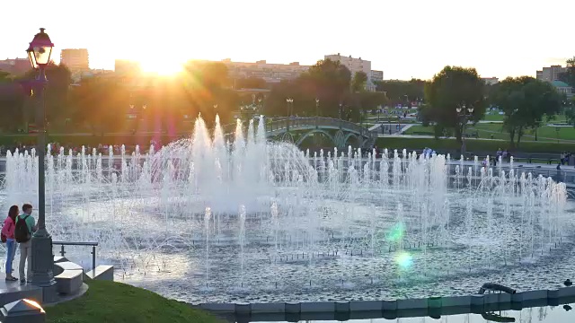 公园里的喷泉。视频下载