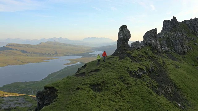 鸟瞰图的夫妇山行走Trotternish山脊视频下载