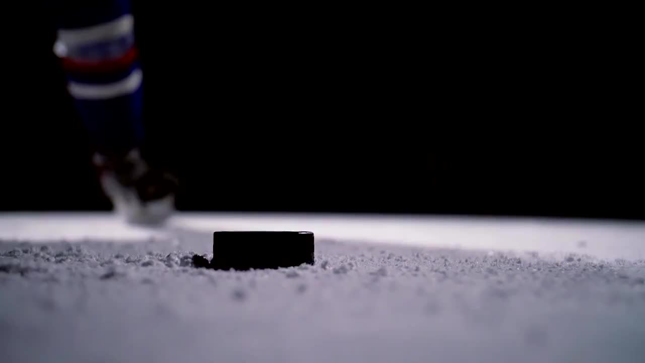 职业冰球运动员在冰上赛场上射门。特写镜头。慢动作视频购买