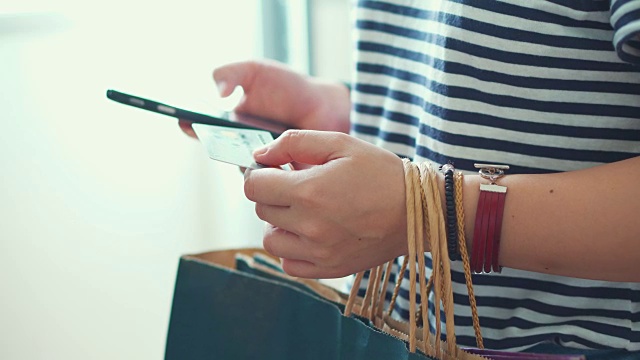 女人正在网上购物使用智能手机，特写视频素材