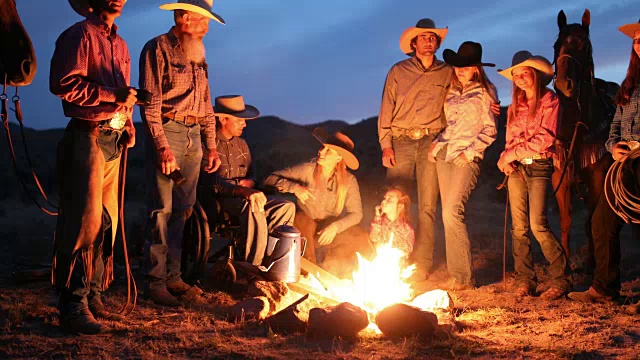 晚上与牛仔和女牛仔一起营火视频下载