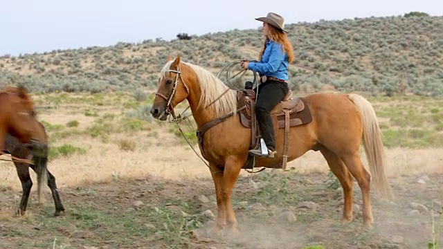 日落时分，女牛仔在田野上骑马视频下载