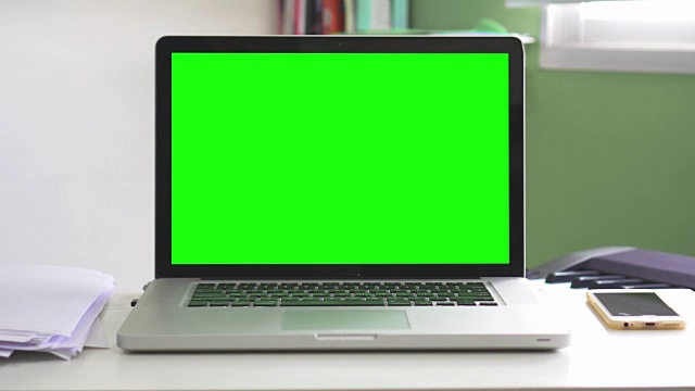 多莉:用綠色屏幕的筆記本電腦，沒人視頻素材