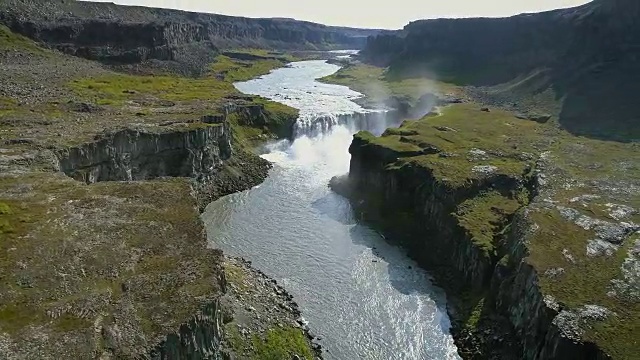 鸟瞰图Hafragilsfoss瀑布和Jökulságljúfur峡谷在Vatnajökull国家公园视频素材