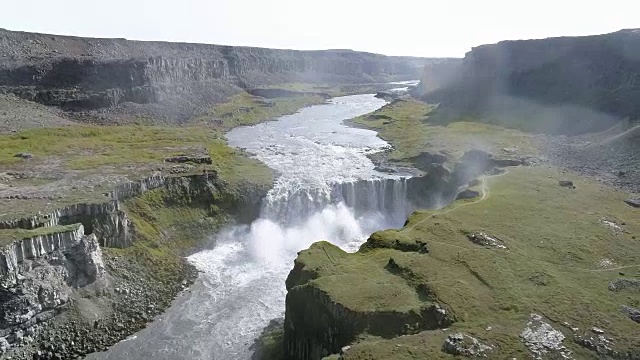 鸟瞰图Hafragilsfoss瀑布和Jökulságljúfur峡谷在Vatnajökull国家公园视频素材