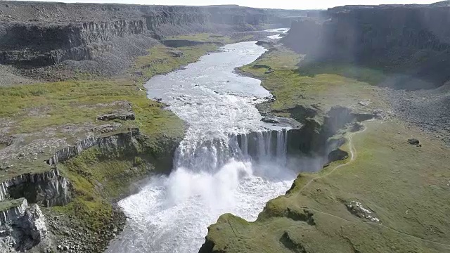 Jökulságljúfur峡谷和冰川河Jökulsá á Fjöllum在Vatnajökull国家公园鸟瞰图视频素材