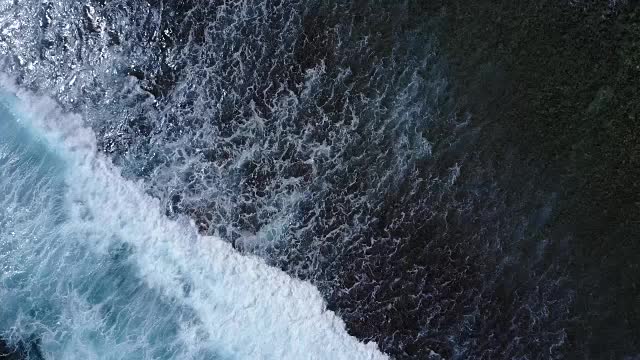 海浪在海面上撞擊的鳥瞰圖視頻素材