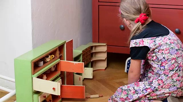 可爱的小女孩玩古董玩具视频下载