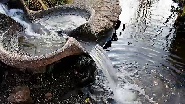 水从喷泉碗流入池塘视频下载