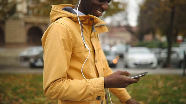 年轻的非洲男子使用电话视频下载