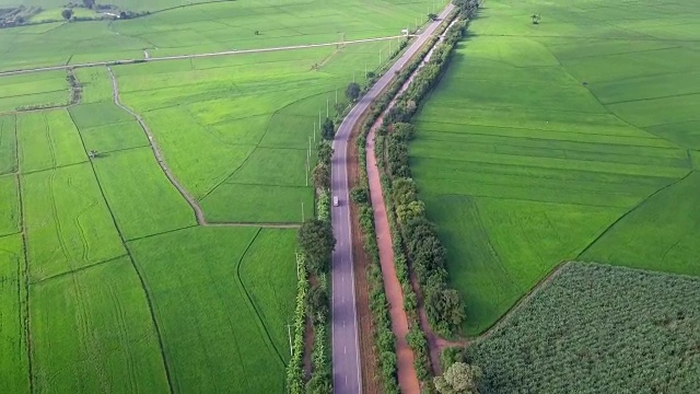 鸟瞰图的高速公路通过农村视频素材