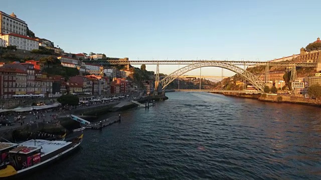 航拍葡萄牙波尔图的多姆路易斯桥视频素材