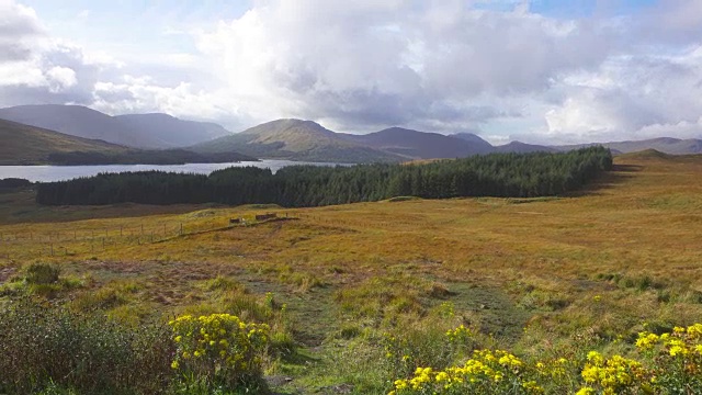 秋季苏格兰格兰科山谷的风和云视频下载