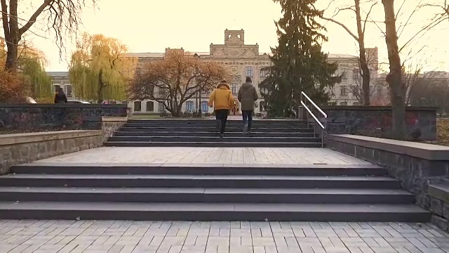 两个学生去大学迟到了视频下载