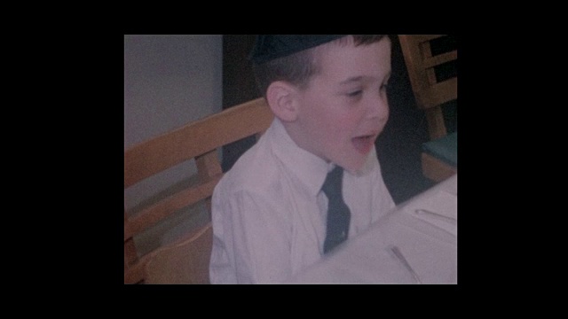 19640年，一个犹太小男孩在逾越节家宴上读了四个问题视频素材