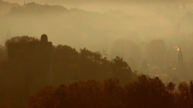 薄雾中的日出葡萄园，秋天的波尔多葡萄园，时光流逝视频素材