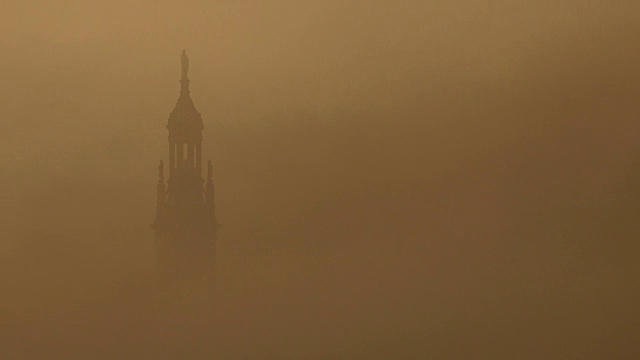 波尔多葡萄园和教堂塔楼在雾中，凡德莱，吉伦德，时光流逝视频素材
