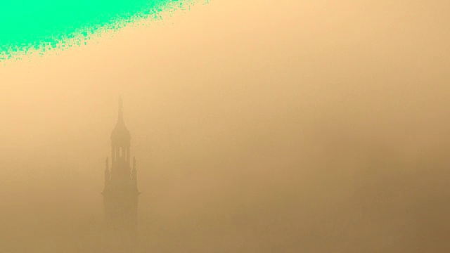 波尔多葡萄园和教堂塔楼在雾中，凡德莱，吉伦德，时光流逝视频素材