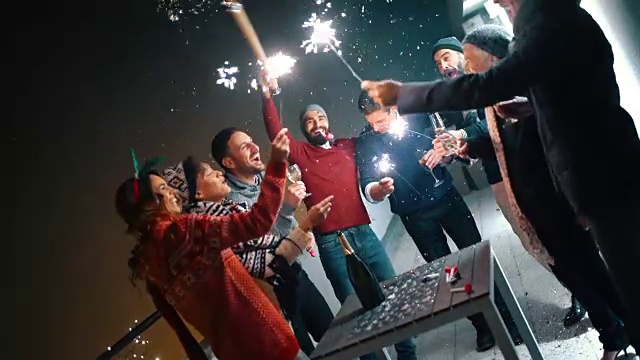 新年屋顶派对。视频下载