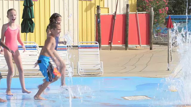 多民族儿童在水上乐园玩耍视频下载