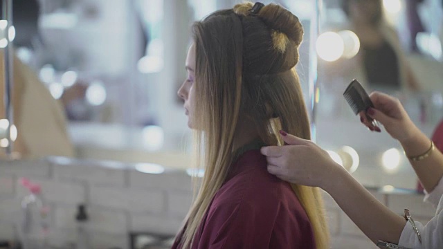 女发型师在美容院把发胶涂在发型上视频素材