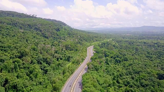 鸟瞰图美丽的公路与森林在泰国视频素材