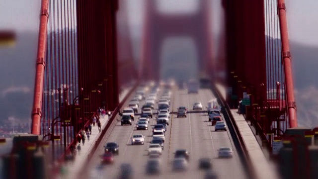金门大桥的微型倾斜移位效应。放大交通。视频下载