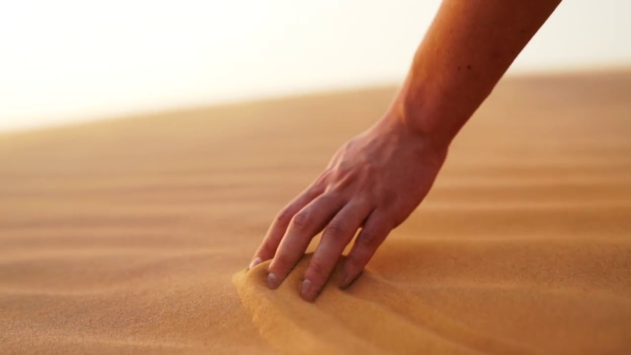 双手在沙漠中拾起沙子视频购买