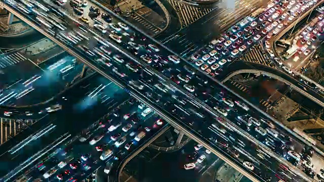 T/L CU HA鸟瞰图多个高速公路在夜间高峰时间的交通/北京，中国视频下载