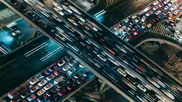T/L MS鸟瞰图多个高速公路高峰时间夜间交通/北京，中国视频下载