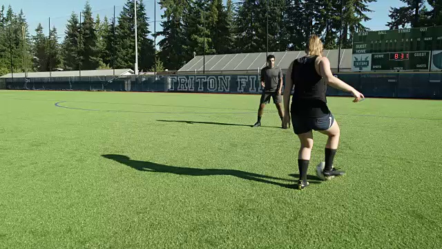 年轻男子和女子互相传球。视频下载