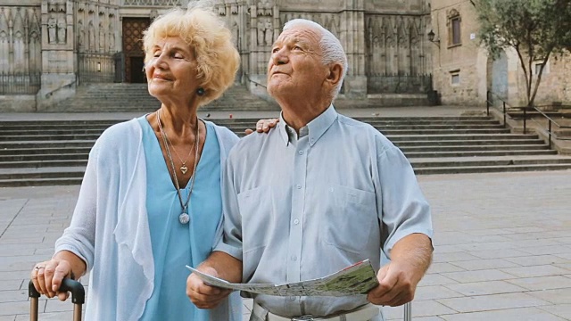 年长的女人和男人一起旅行视频素材
