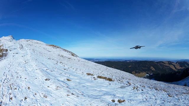 宇宙飞船在飞行，外星人的宇宙飞船飞过雪山与蓝天的背景视频下载