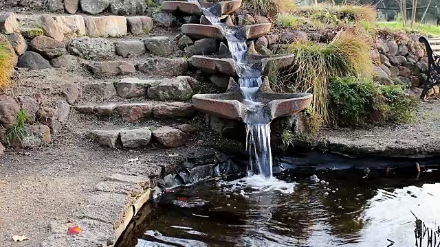喷泉分阶段流入小池塘视频下载