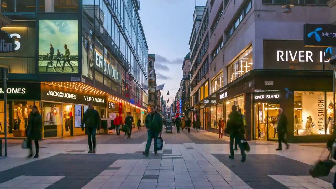 人们在购物广场行走的时间流逝——瑞典斯德哥尔摩视频下载