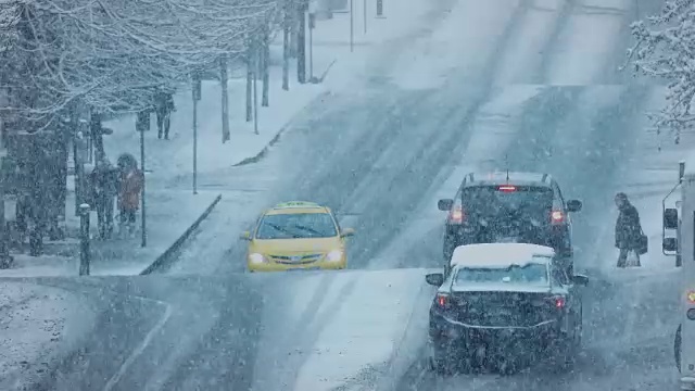 人们在暴风雪中过繁忙的道路视频下载