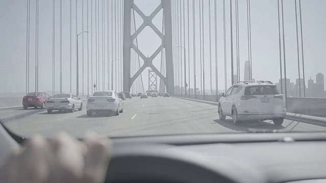 开车POV:去旧金山的桥视频素材