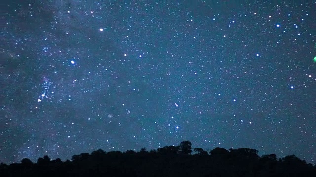 长时间曝光的星星和银河在晚上的山。视频素材