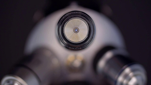 顯微鏡的鏡頭接近主題的桌子，以達到所需的清晰度視頻素材