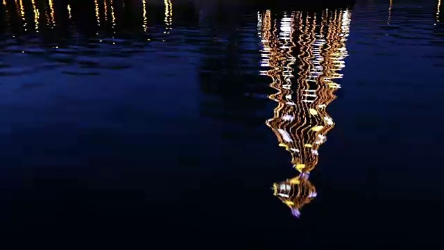 彩灯装饰的新年树倒映在水中视频下载