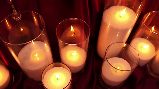 蜡烛装饰在黑色的背景上，新年，圣诞节，新年的装饰品视频下载