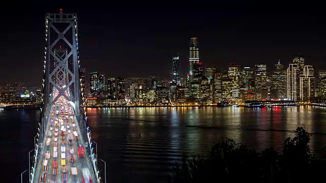 旧金山奥克兰海湾大桥和市中心的夜晚时光视频下载