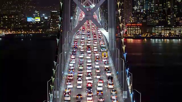 旧金山奥克兰海湾大桥在夜间的时间推移倾斜向上视频下载