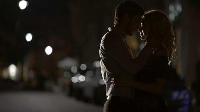 街道上相爱的情侣互相拥抱的剪影视频素材