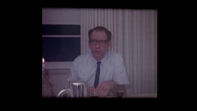 犹太家庭在1965年逾越节家宴上诵读哈加达视频素材