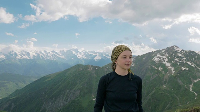 女孩在山中微笑-科鲁迪湖区，梅斯蒂亚，格鲁吉亚视频下载
