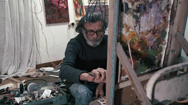 年长的胡子艺术家用一把4K刀画了一幅画视频下载
