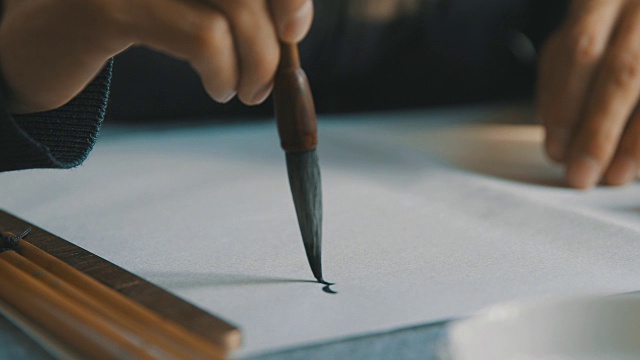 中国毛笔在白纸上画画视频素材