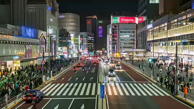 拥挤的人群和夜晚的东京视频素材