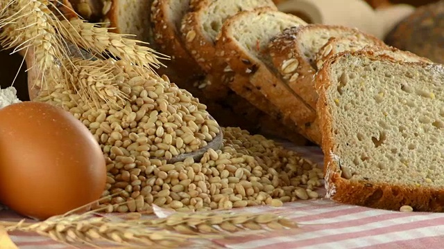 面包、面粉、小麦、鸡蛋食品概念视频素材
